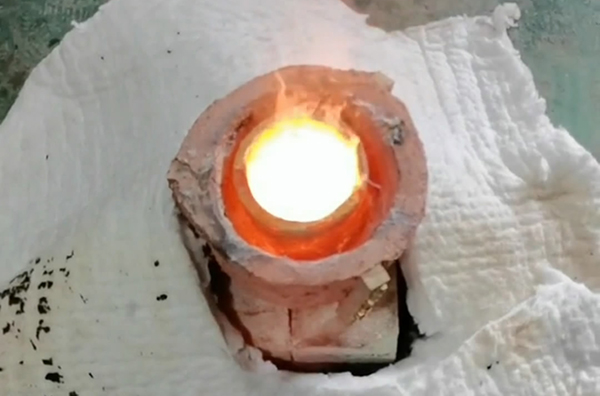 鋁錠熔煉爐廣泛應(yīng)用于黑、有色金屬的熔煉