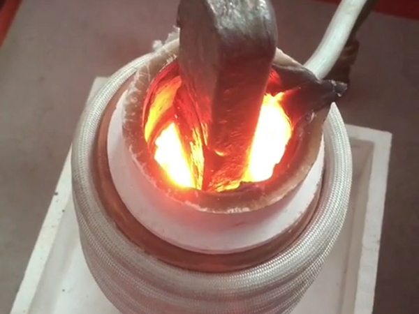 中頻熔煉爐 從三個(gè)方面概括了中頻熔煉爐鑄鐵的發(fā)展趨勢(圖1)