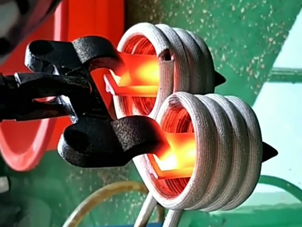 感應(yīng)淬火加熱速度對(duì)淬硬層的力學(xué)性能有較大影響(圖4)