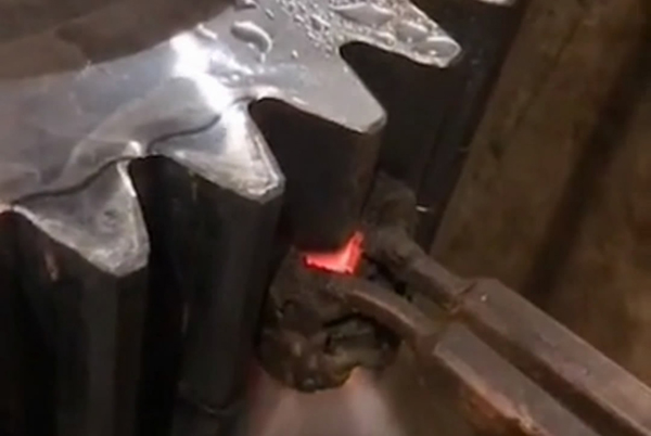 中頻淬火機+感應(yīng)加熱溫度的升高與冷卻介質(zhì)的溫度差增大