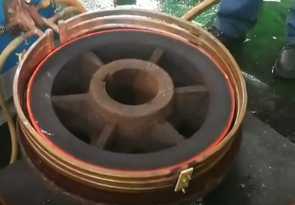 淬火機淬火時無需人工操作，淬火一鍵完成，節(jié)約人力成本。