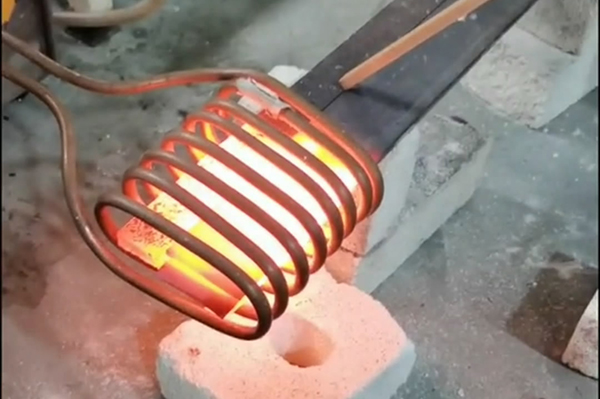 高頻感應加熱設備對鋼板加熱焊接演示