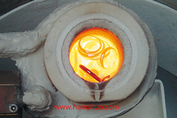 小型熔煉爐由電感線圈、爐架和回爐廢料(坩塌)組成(圖2)